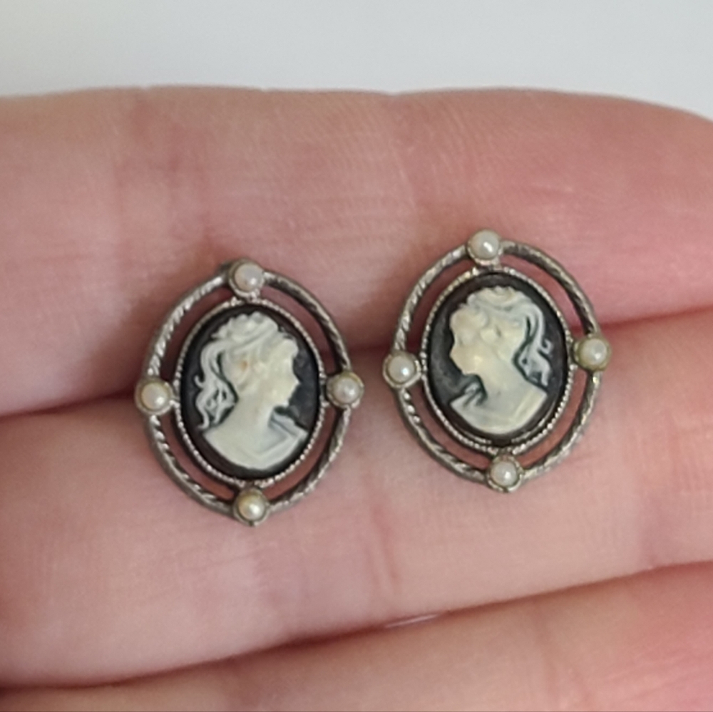 Vintage Victorian Silver Tone Oval Black White Lady Cameo Pearl Stud Earrings - Picture 10 of 14